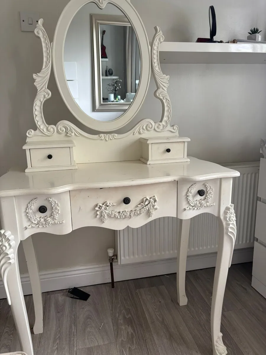 Vanity table - Image 1