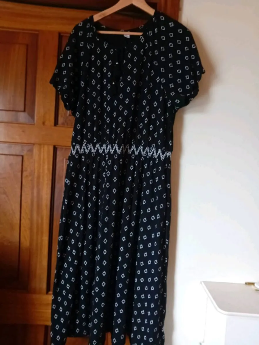 Ladies Short Sleeve Dress  - Large - Image 1