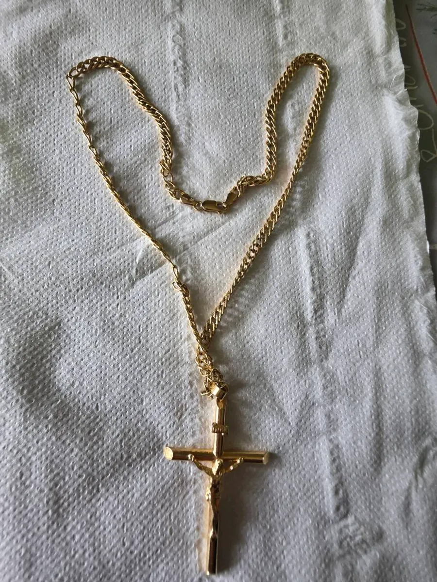 Gold 9ct cross and chain - Image 2