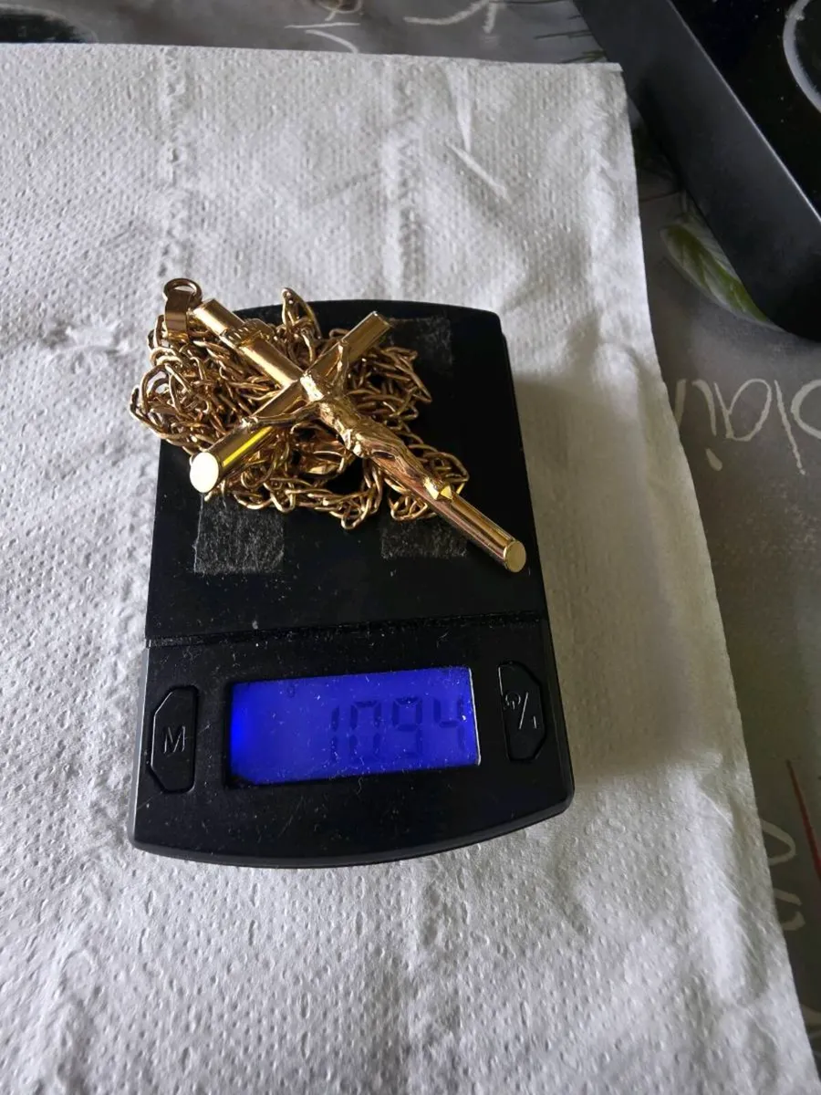Gold 9ct cross and chain - Image 3