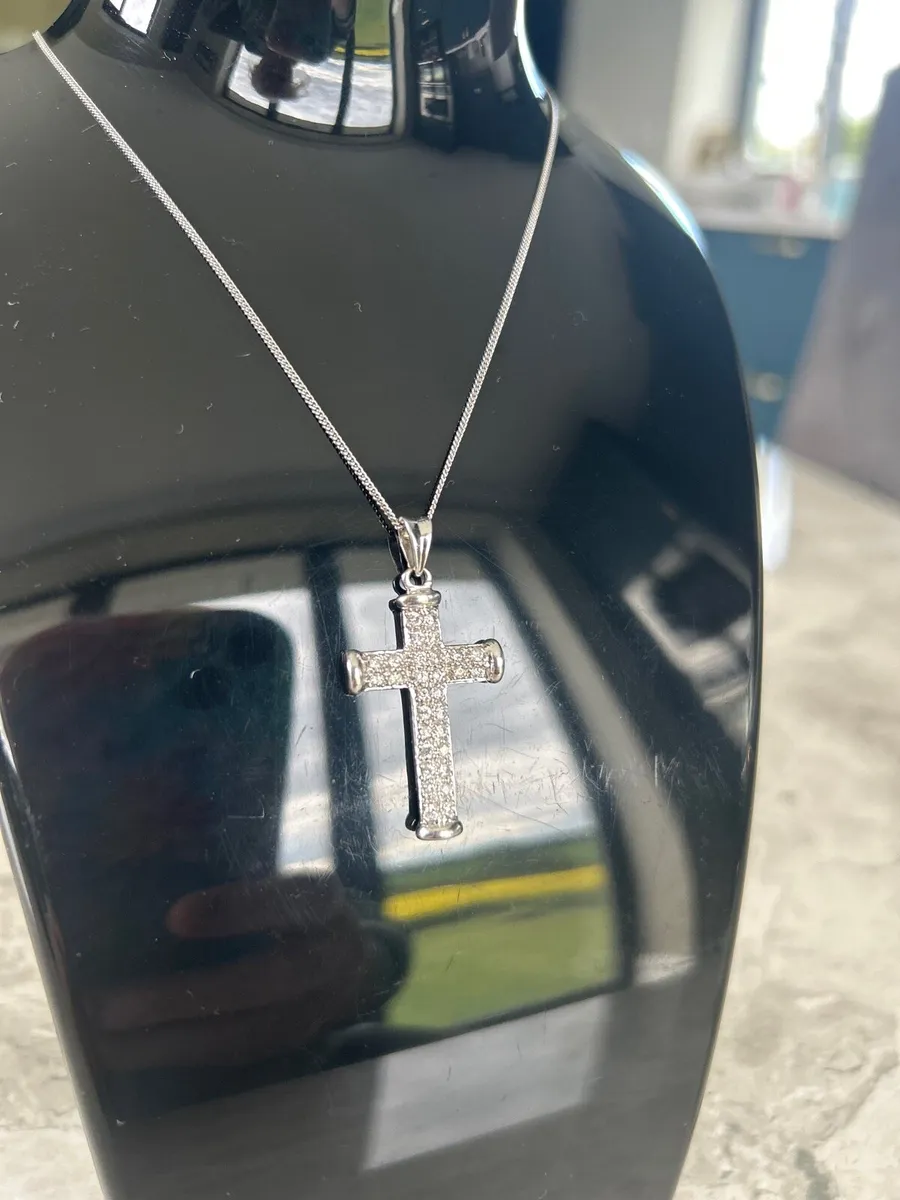 Chunky 9ct white gold diamond necklace - Image 1