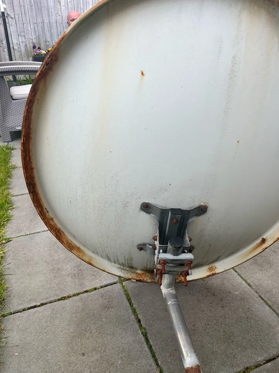 Satellite dish with LNB - Image 4