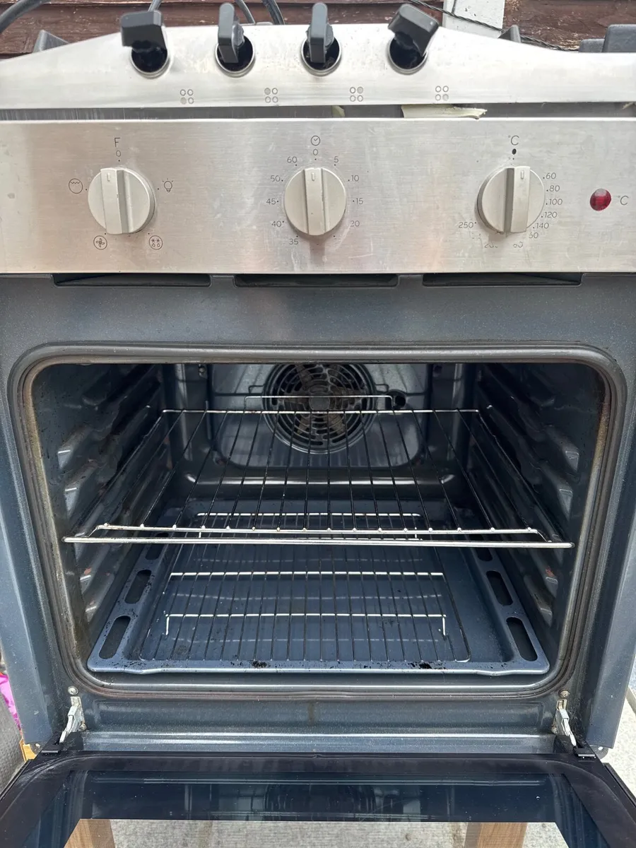 Oven and hob - Image 3