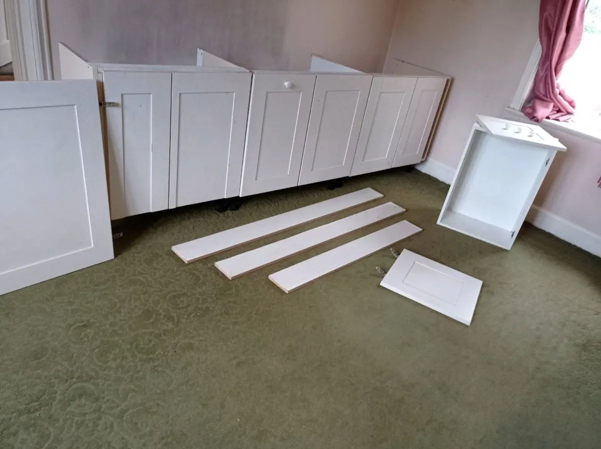 Kitchen units cream painted wood - Image 3