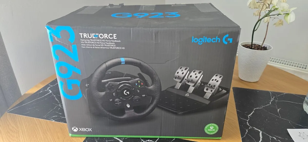 Logitech G923 steering wheel & pedals - Image 1