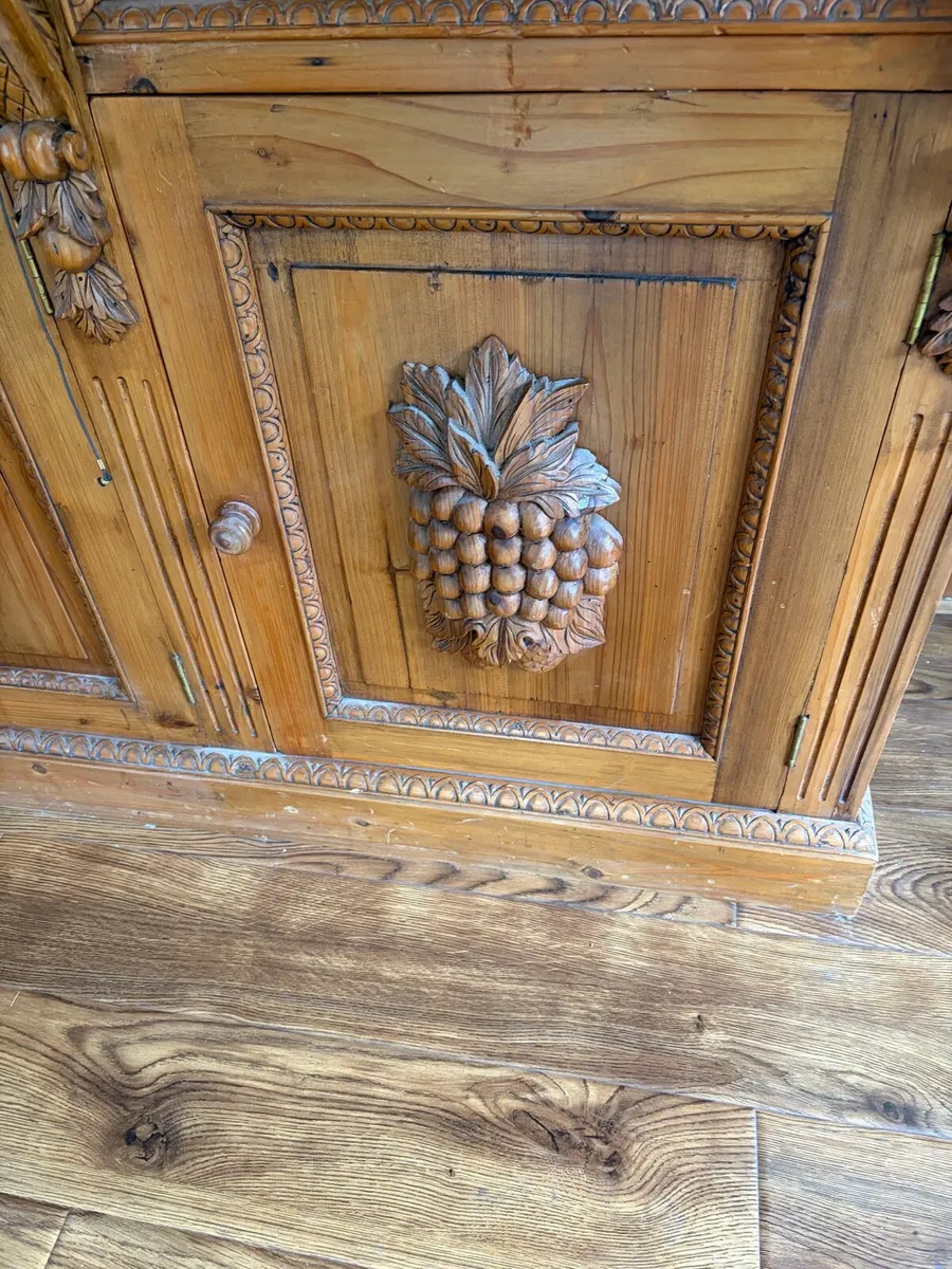 Very ornate oak kitchen dresser - Image 3