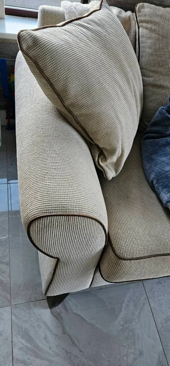2 seater cream sofa - Image 4