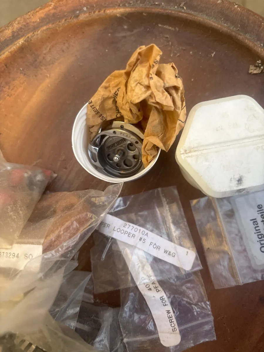 Assorted industrial sewing machine parts - Image 2