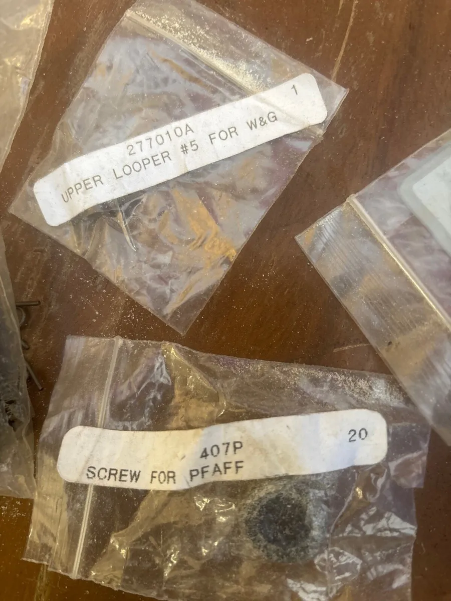 Assorted industrial sewing machine parts - Image 3