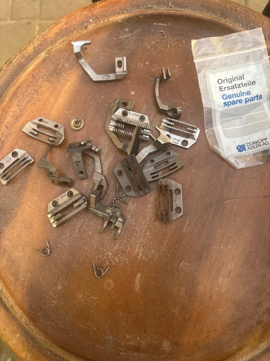 Assorted industrial sewing machine parts - Image 4