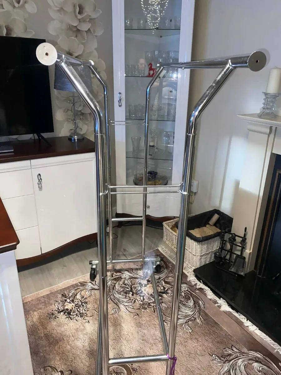 Commercial clothes rock - Image 1