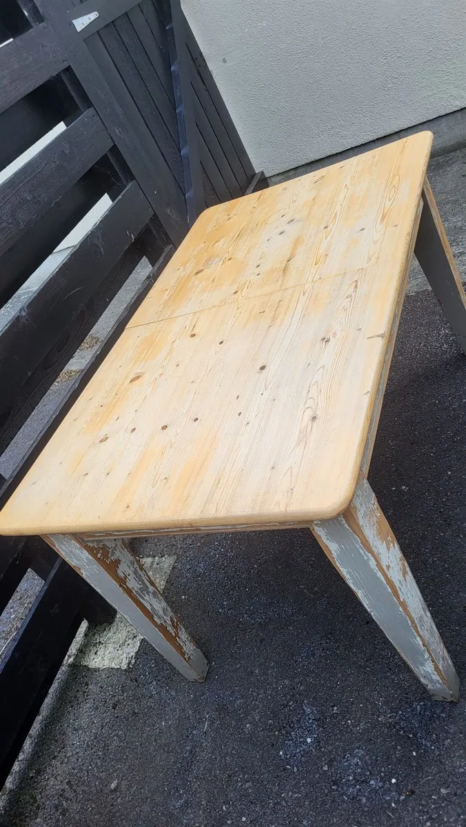 Kitchen table and chairs - Image 3