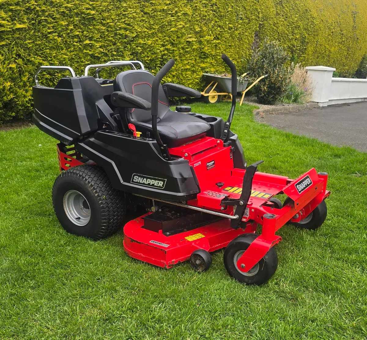 27HP ZERO TURN Briggs and Stratton - Image 1