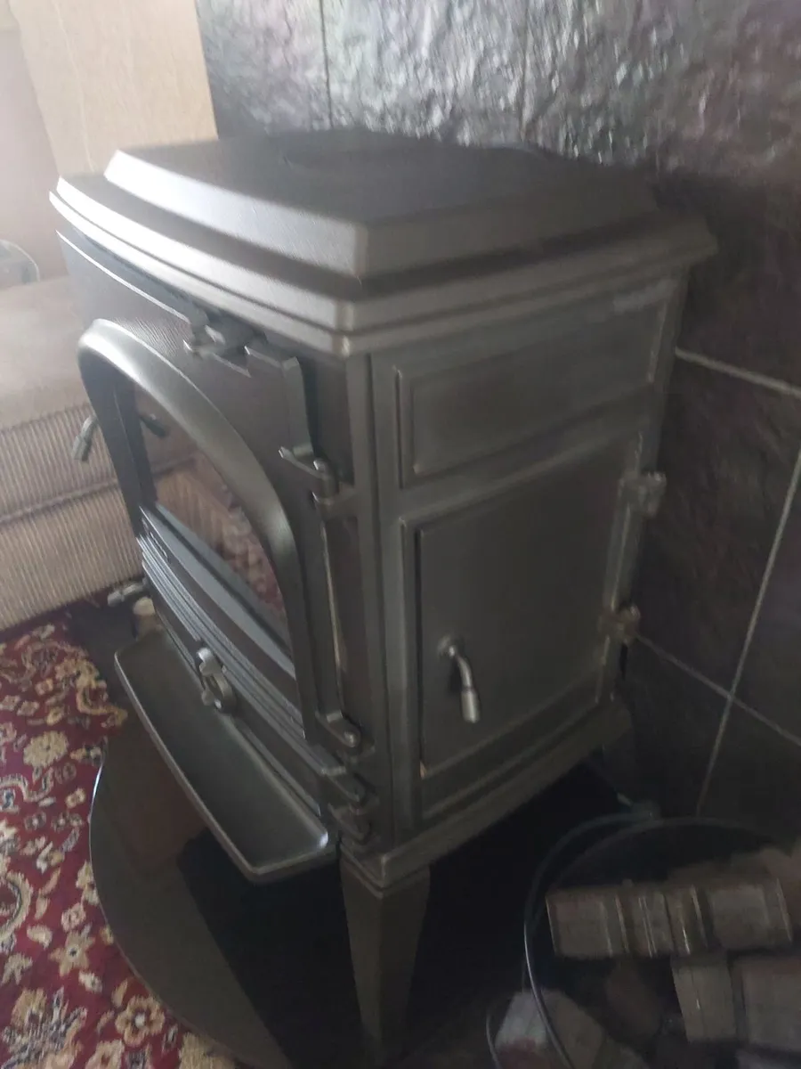 Solid fuel stove - Image 1