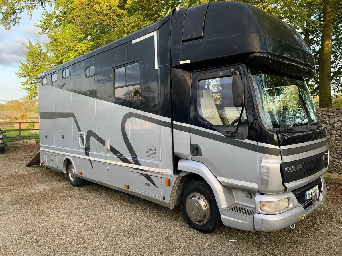 Horse Truck 2001 Daf 3 Horse with luxury Living - Image 1