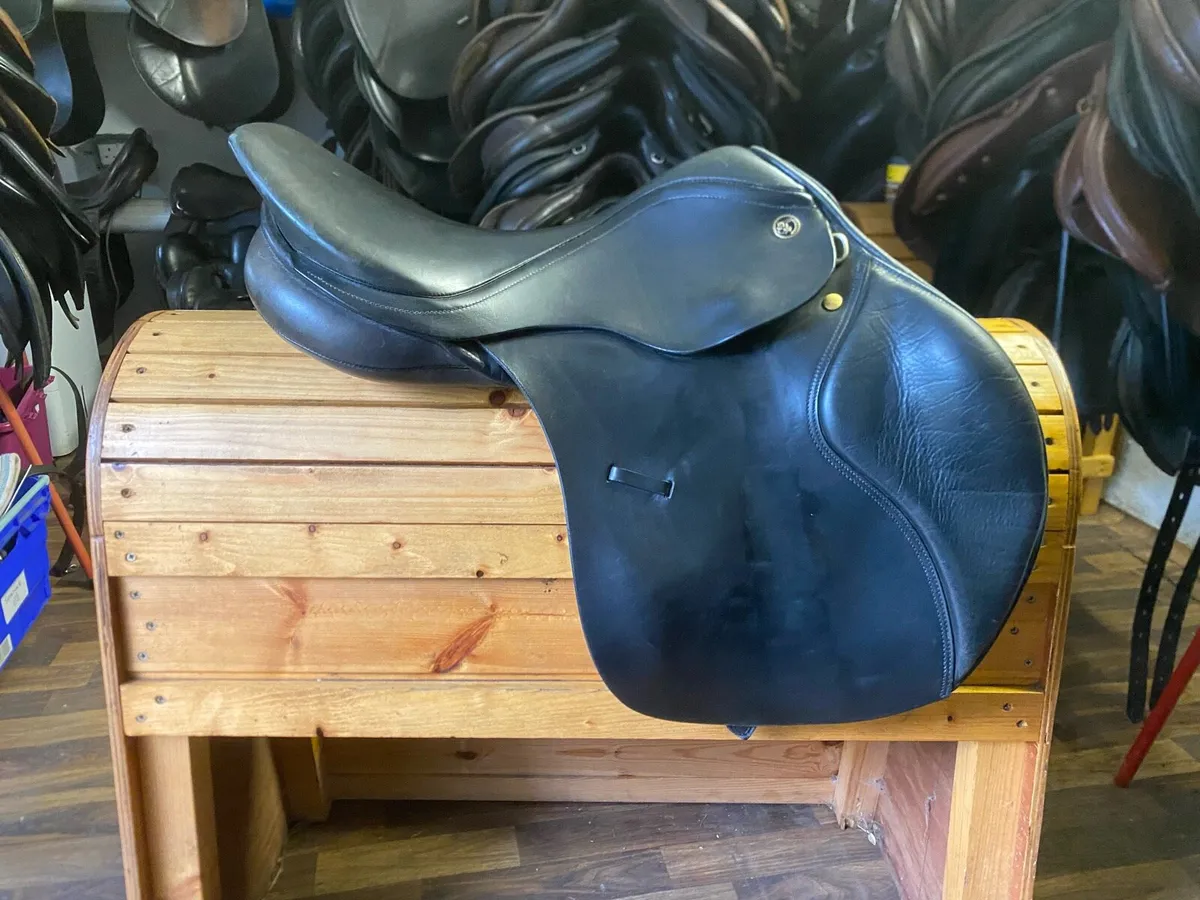 Kieffer jumping saddle 17” - Image 1
