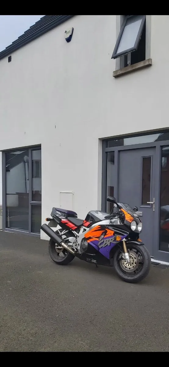 Honda CBR900RR Fireblade SC28 (CBR 900 900RR RR) - Image 1