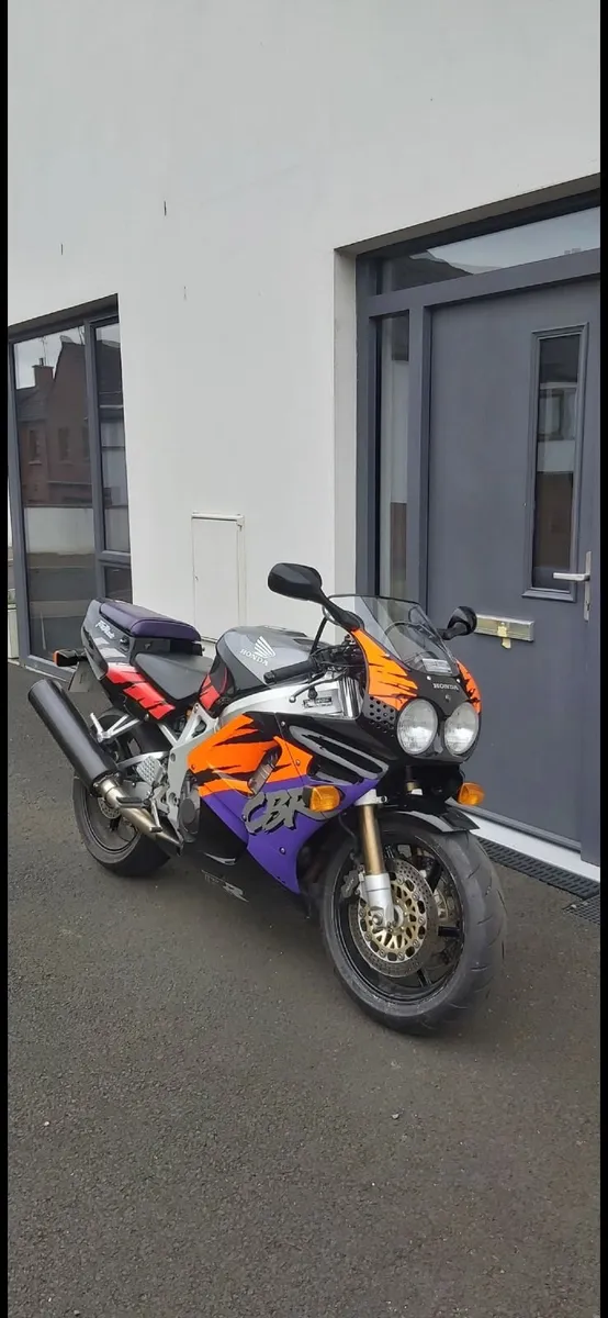 Honda CBR900RR Fireblade SC28 (CBR 900 900RR RR) - Image 2