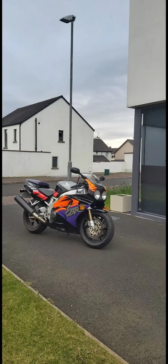 Honda CBR900RR Fireblade SC28 (CBR 900 900RR RR) - Image 3