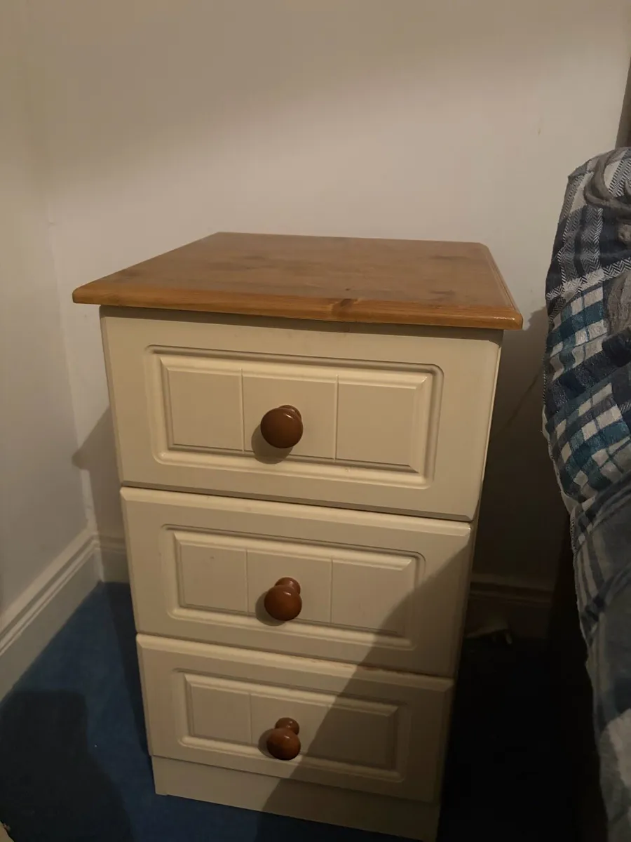 TWO chests of identical drawers - Image 1