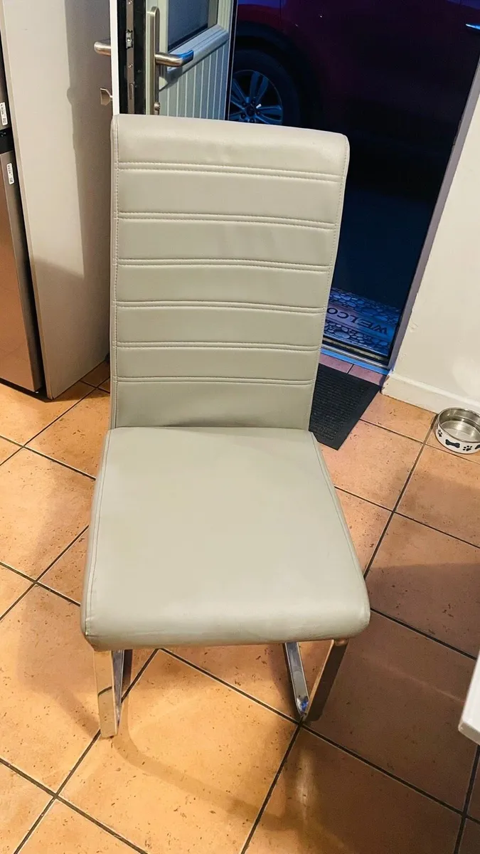 Dining Room Table and Chairs - Image 4