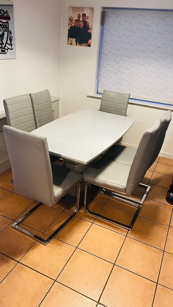 Dining Room Table and Chairs - Image 1