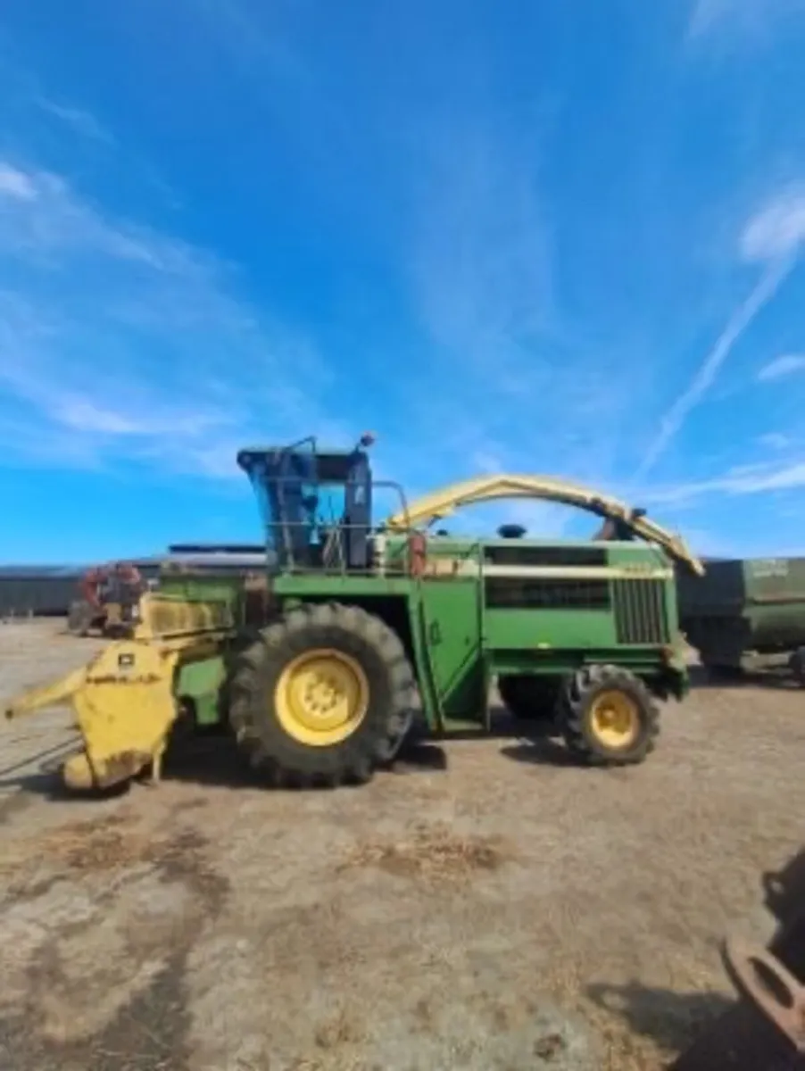 John Deere harvester - Image 1