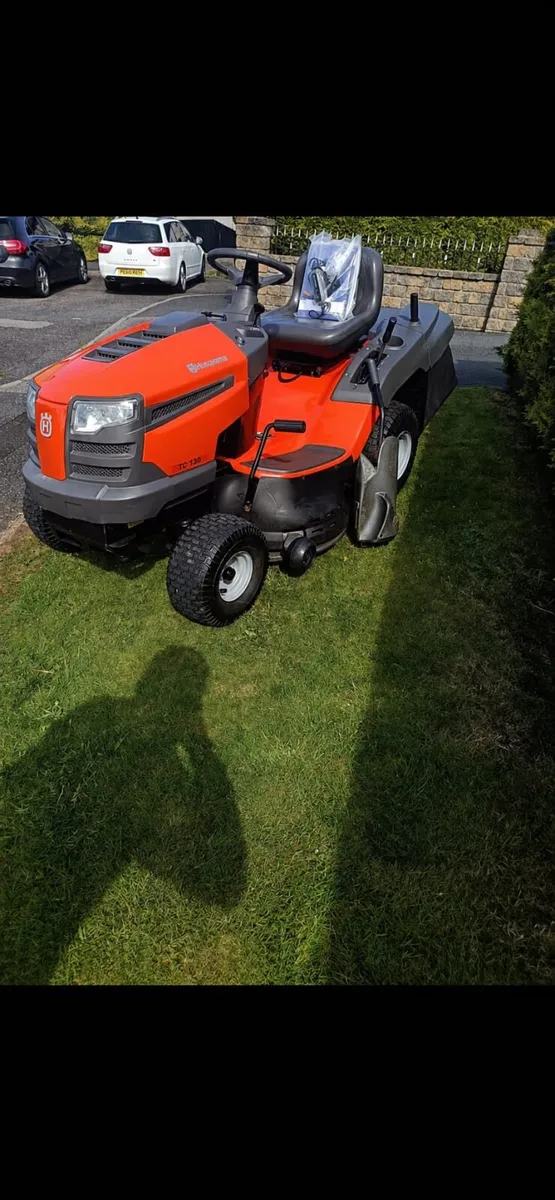2019 husquvarna petrol ride on lawnmower - Image 2