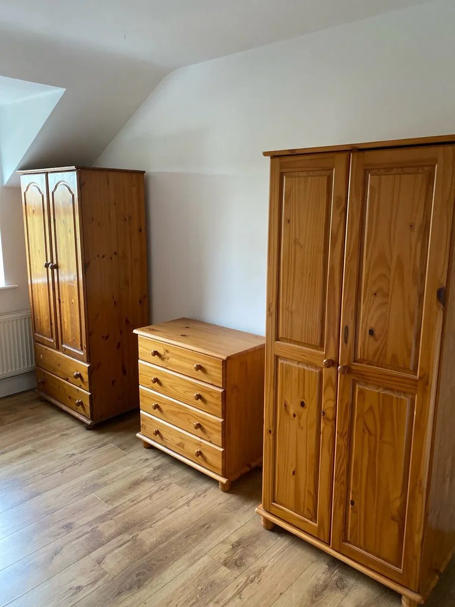 2x Wardrobe & 1 Chest Drawers