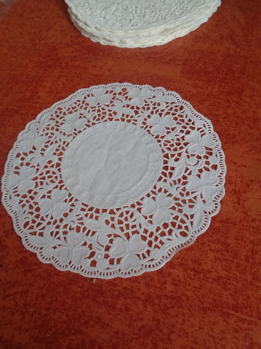 Selection of Paper Doiles for Sale - Image 4