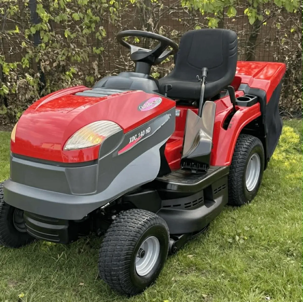 Castlegarden ride on mower - Image 1