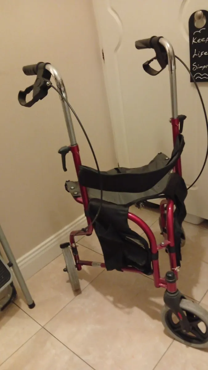 Rollator - 3 wheels with a seat - Image 1