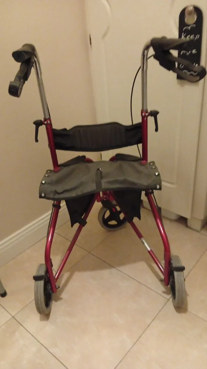 Rollator - 3 wheels with a seat - Image 2
