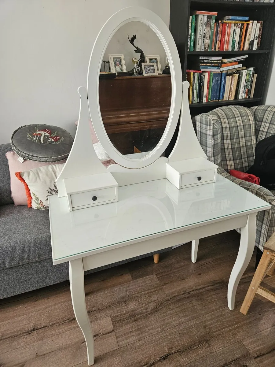 Vanity table - Image 1