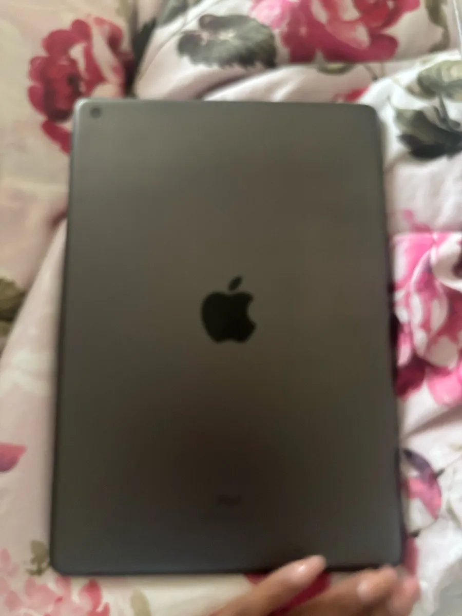 Ipad 9th Gen 64GB Space + Apple Pencil + Case - Image 1