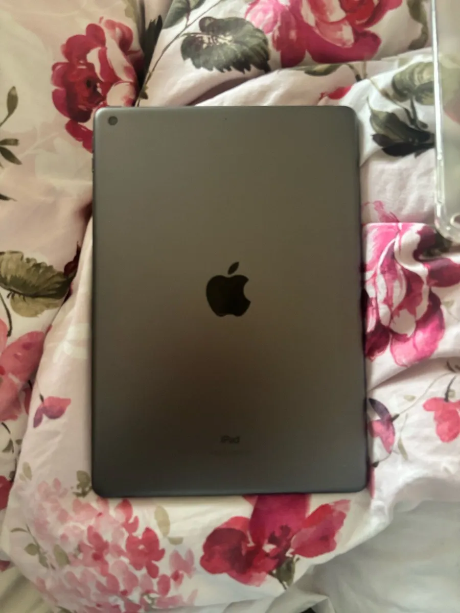 Ipad 9th Gen 64GB Space + Apple Pencil + Case - Image 2