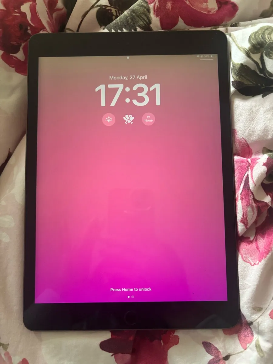 Ipad 9th Gen 64GB Space + Apple Pencil + Case - Image 3