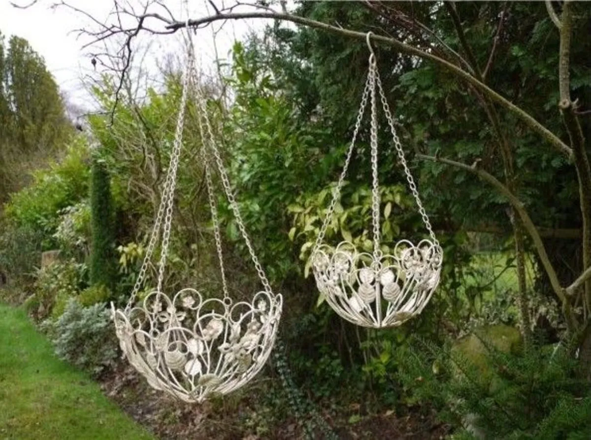 Light Hanging Baskets – D828