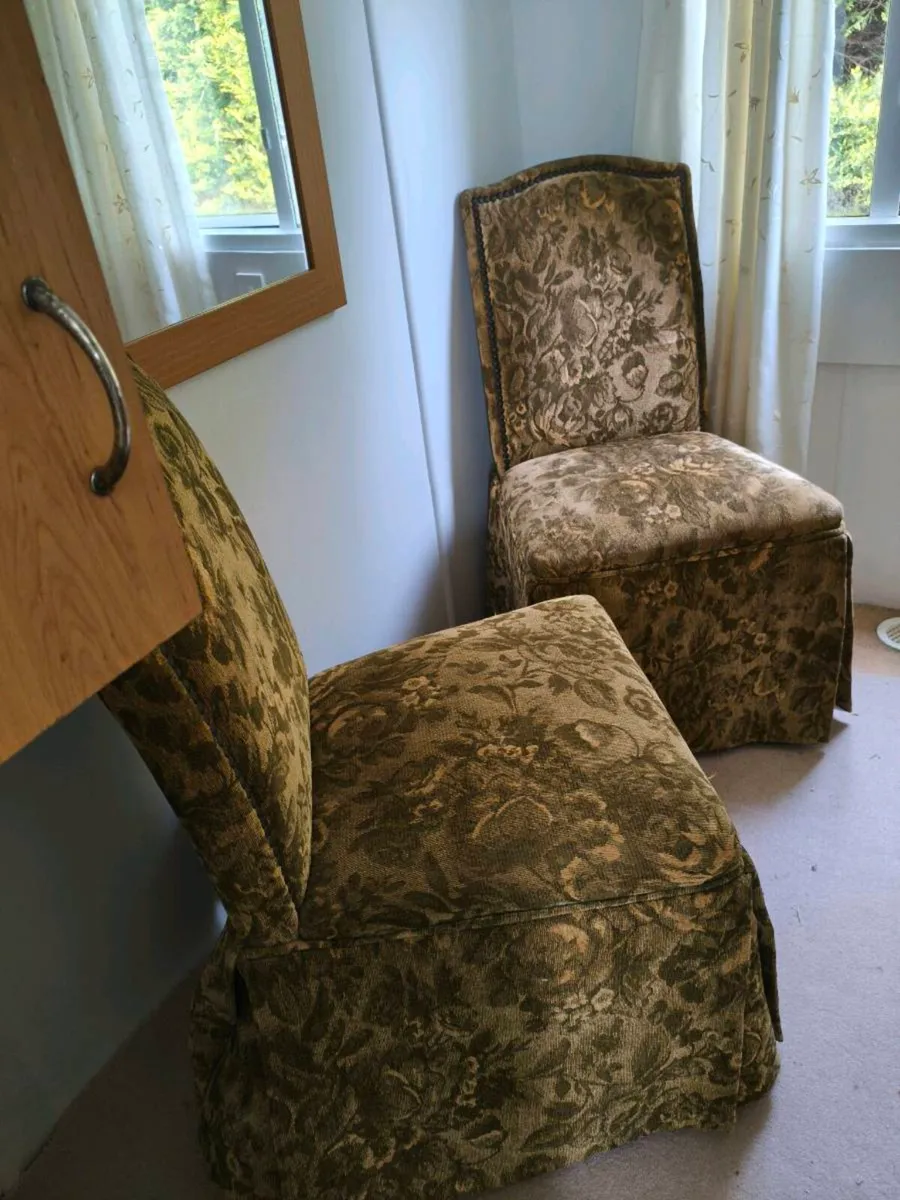 2 like new ,hall chairs, beautiful condition - Image 1