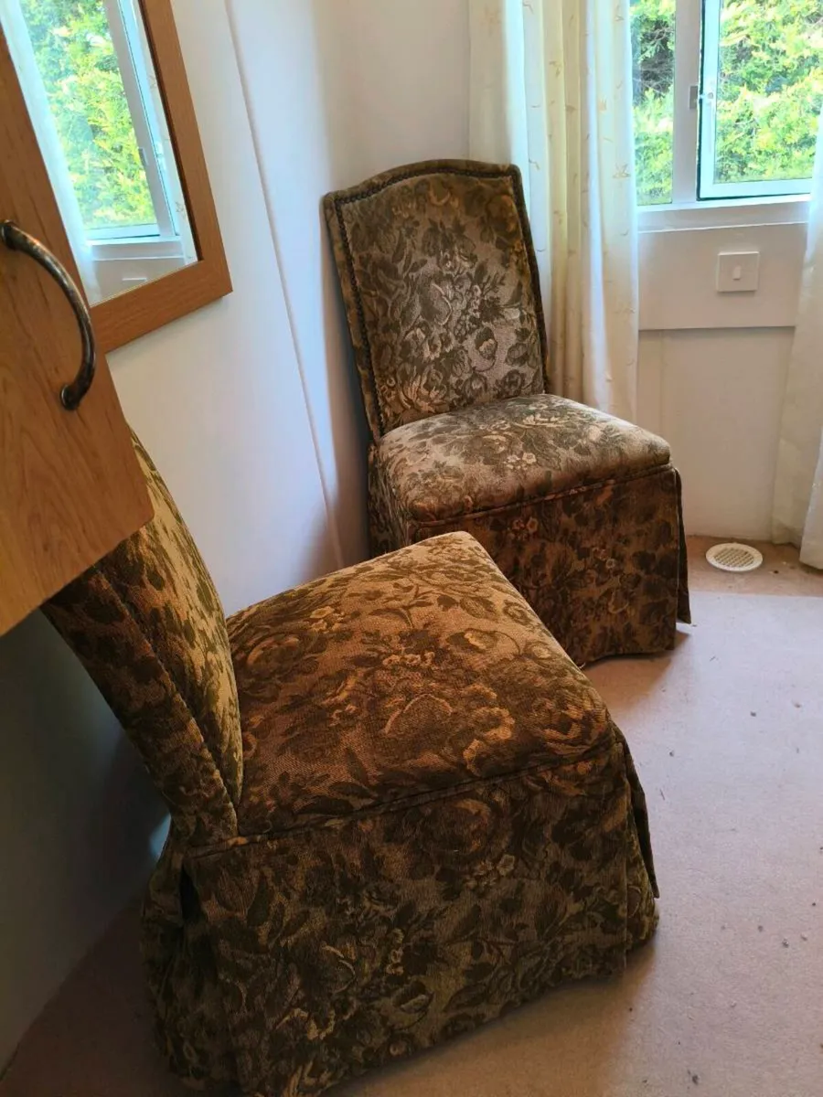 2 like new ,hall chairs, beautiful condition - Image 2