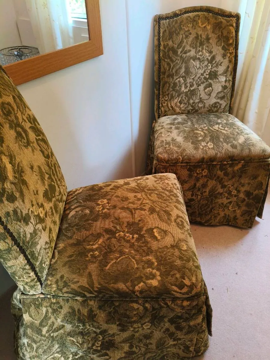 2 like new ,hall chairs, beautiful condition - Image 3