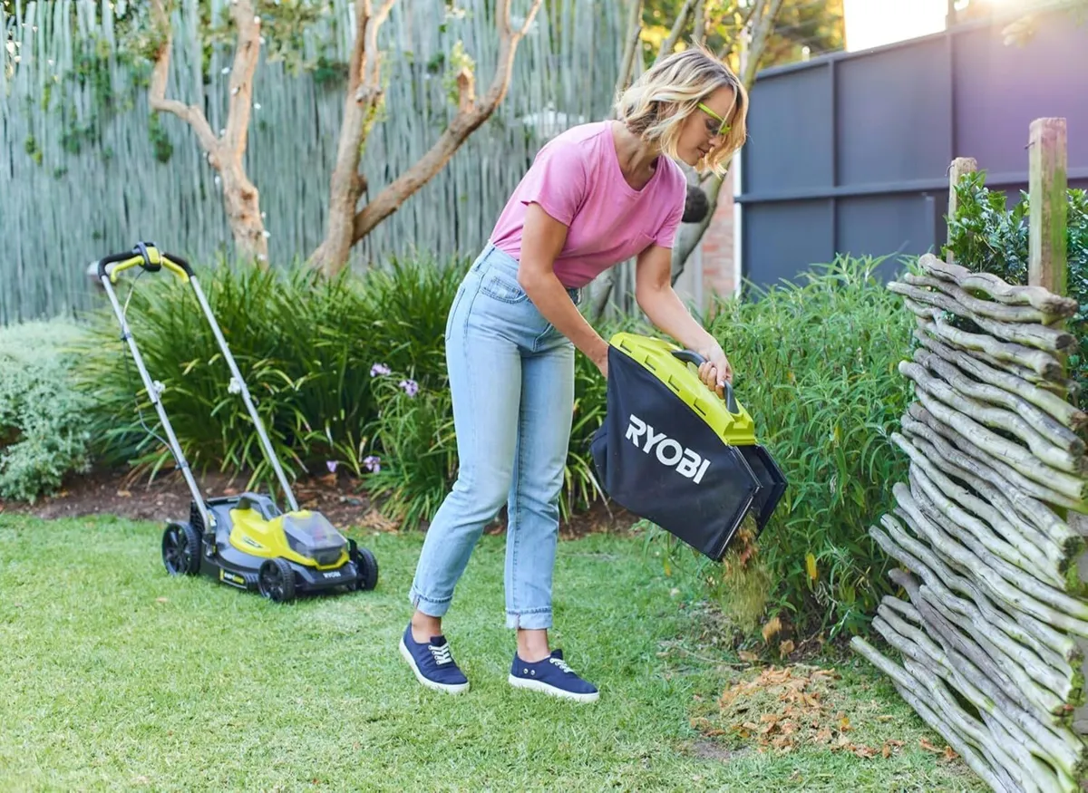 OLM1833B 18V ONE+ Cordless 33cm Lawnmower - Image 4