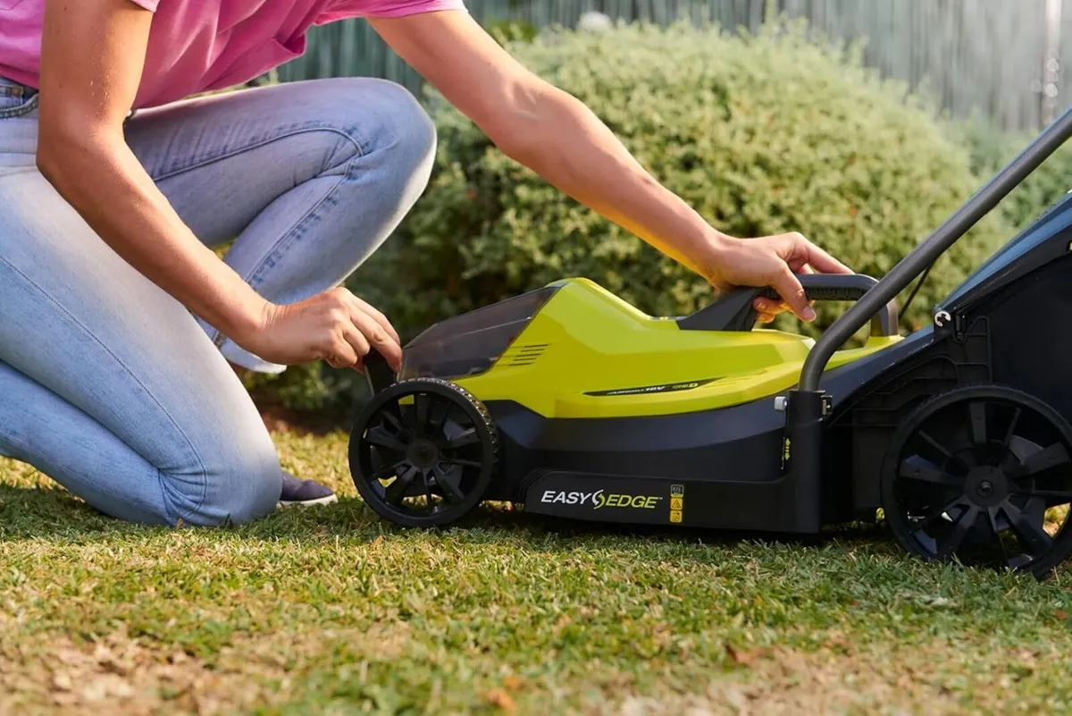 OLM1833B 18V ONE+ Cordless 33cm Lawnmower - Image 2