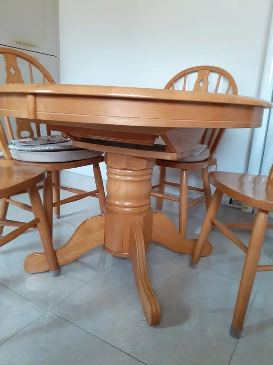 Kitchen table and chairs - Image 2