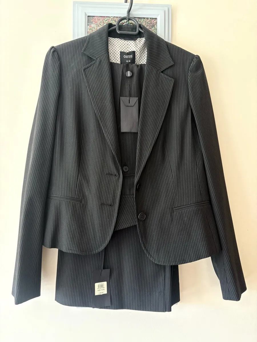 Woman’s suit - Image 1