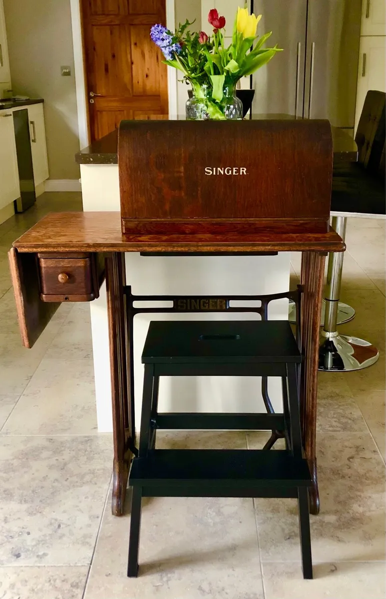 Singer sewing machine - Image 2