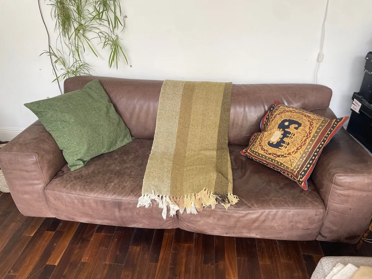 Quality, brown distressed leather couch - Image 1