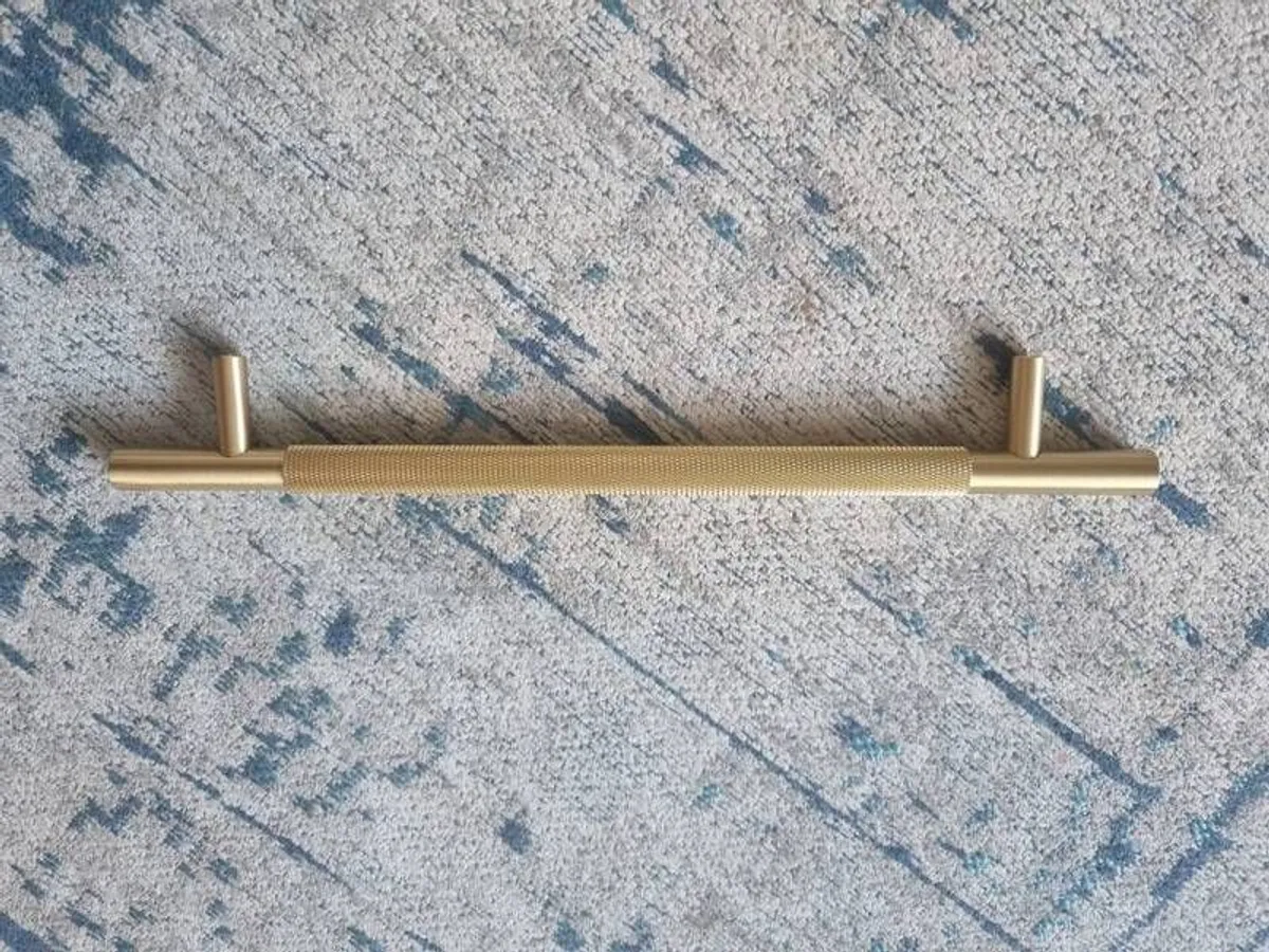 Cabinet/ Kitchen solid brass gold knurled handles x 23 in total - Image 1