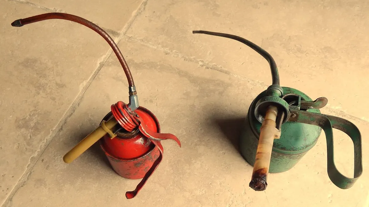 2 Vintage Oil Cans - Image 4