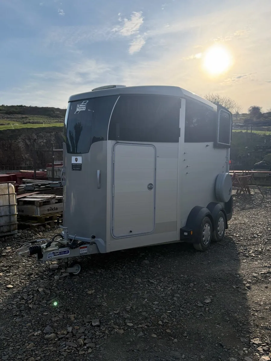 2025 Ifor Williams HB X 511 Horsebox - Image 1